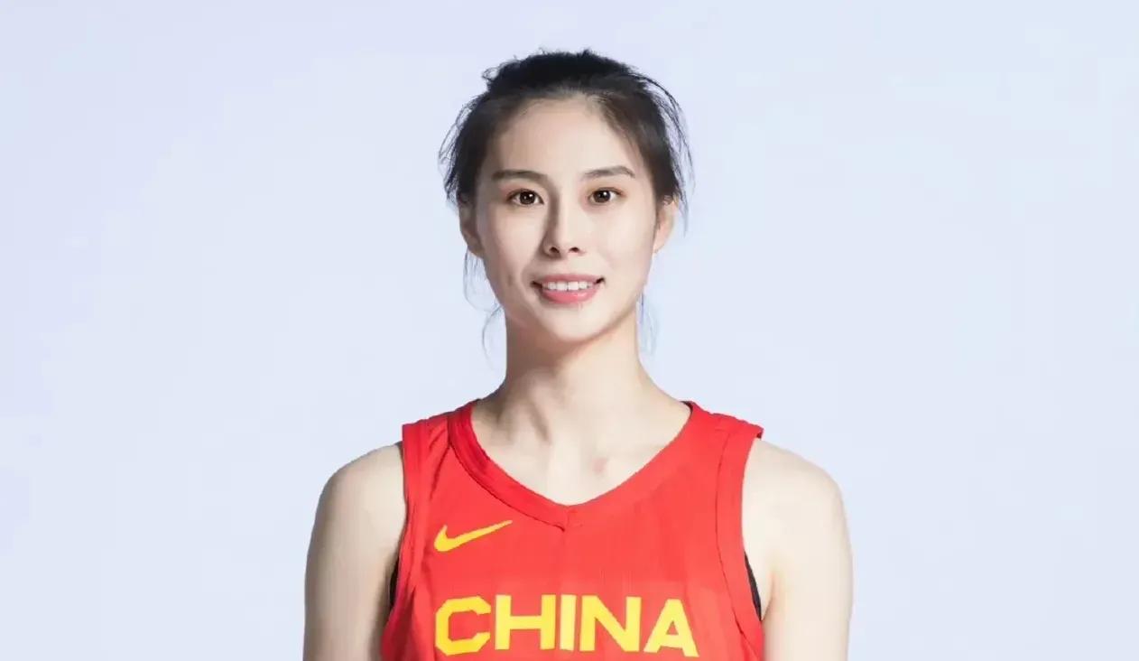 中国女篮现役的四朵金花，不仅拥有高颜值，更展现出了令人瞩目的实力和魅力:

1、