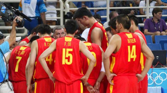 2004年雅典奥运会，中国男篮已经到了分崩离析的边缘