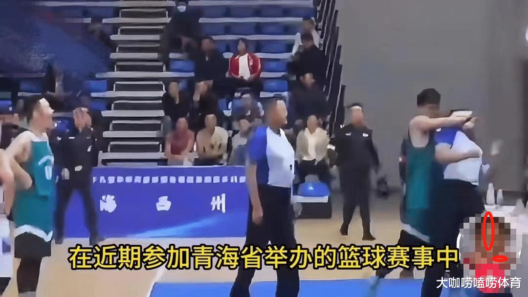 火爆！中国篮坛惊现激烈冲突，球员暴捶裁判+锁喉，8人劝架拉不住