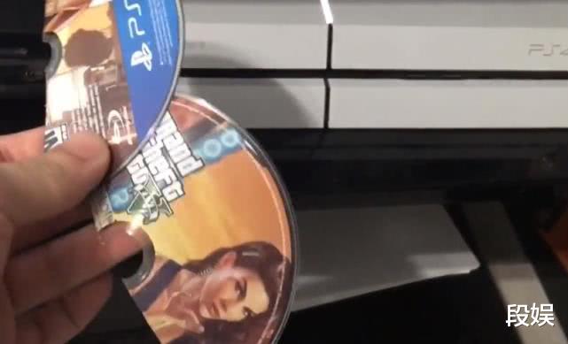 《GTA5》光盘不小心折断了还可以玩吗？放入PS4会发生什么？(1)