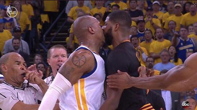 nba摄像亲吻尴尬 NBA球员之间“亲吻照”多尴尬(1)