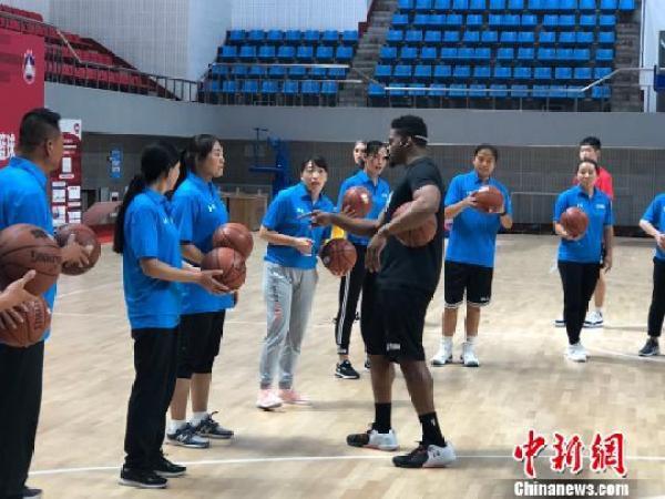 nba中国校园篮球讲师 全国200余名篮球教师齐聚(1)
