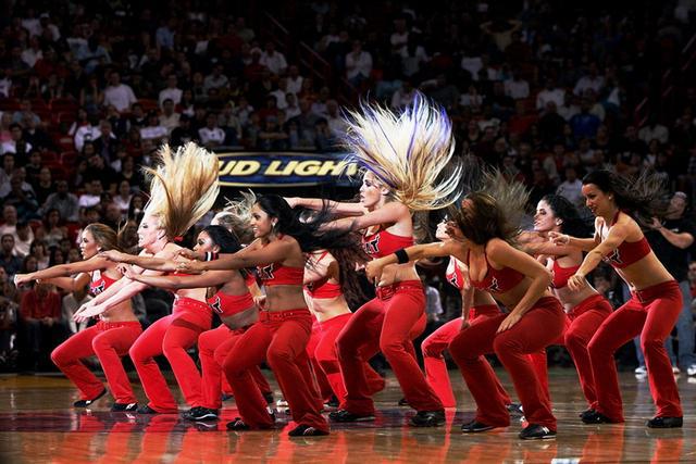 美国nba啦啦队表演 NBA美女拉拉队激情表演(6)