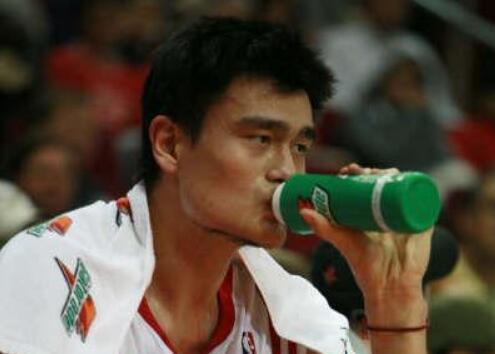 nba喝水瓶子 NBA野蛮喝水法(1)