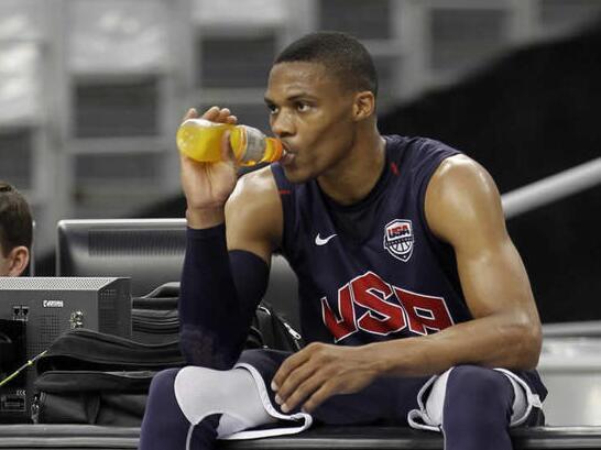 nba喝水瓶子 NBA野蛮喝水法(3)