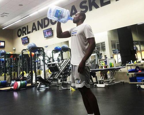 nba喝水瓶子 NBA野蛮喝水法(4)