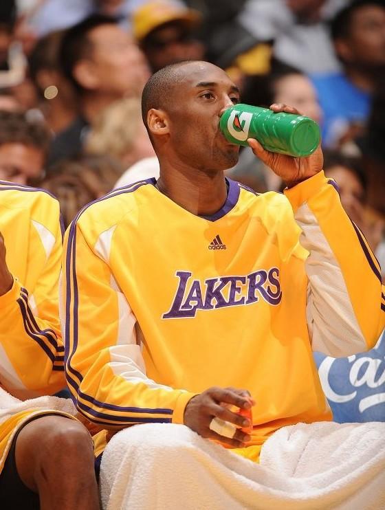 nba喝水瓶子 NBA野蛮喝水法(5)