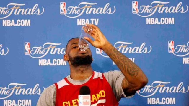 nba喝水瓶子 NBA野蛮喝水法(7)