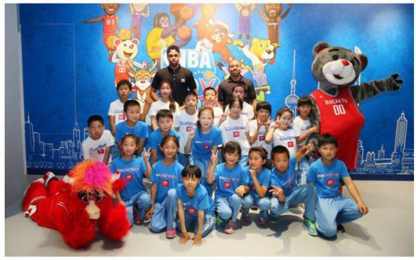nba如何访球 NBA球员访NBA乐园与中国小球迷共享篮球乐趣(4)