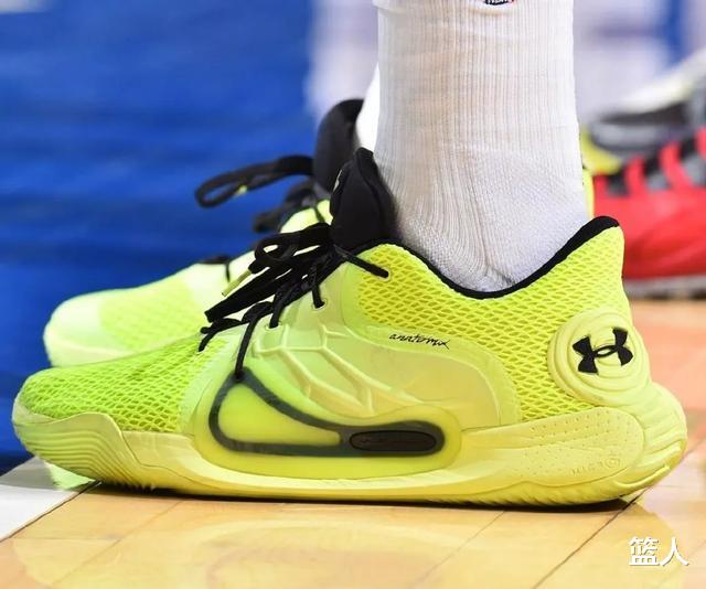 NBA球员上脚：76人队的球鞋，恩比德穿紫金配色战靴！(3)