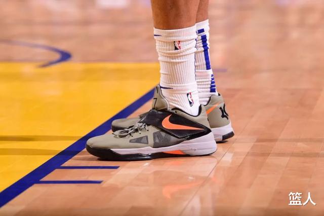 NBA球员上脚：76人队的球鞋，恩比德穿紫金配色战靴！(13)