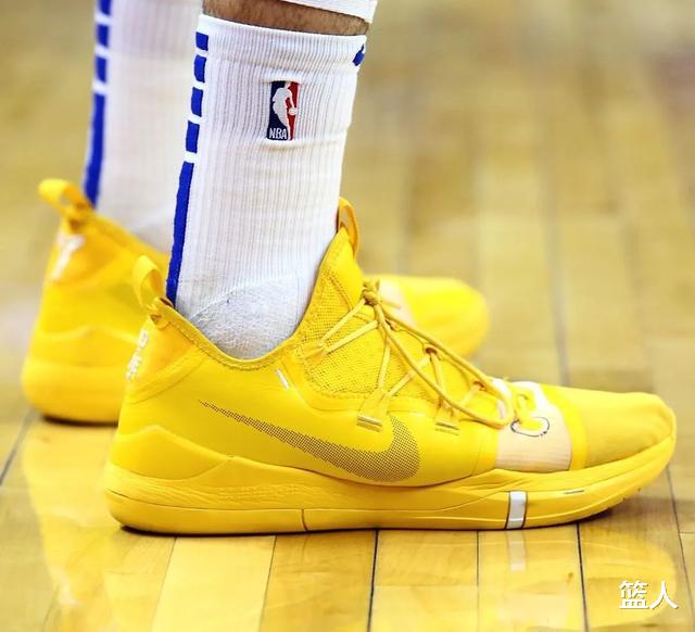 NBA球员上脚：76人队的球鞋，恩比德穿紫金配色战靴！(16)