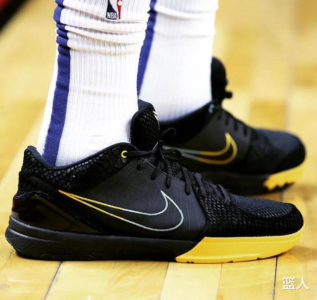 NBA球员上脚：76人队的球鞋，恩比德穿紫金配色战靴！(17)