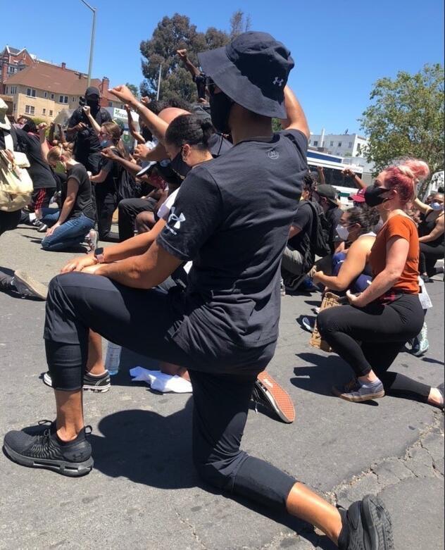 库里和阿耶莎单膝下跪，参加奥克兰抗议活动(2)