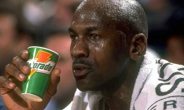 nba球星休息时喝的饮料 NBA顶级球星和他们代言的功能饮料(1)