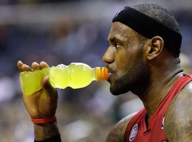 nba球星休息时喝的饮料 NBA顶级球星和他们代言的功能饮料(2)
