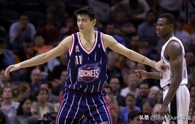 姚明是什么时候加入nba的 从菜鸟到名人堂的NBA生涯(1)