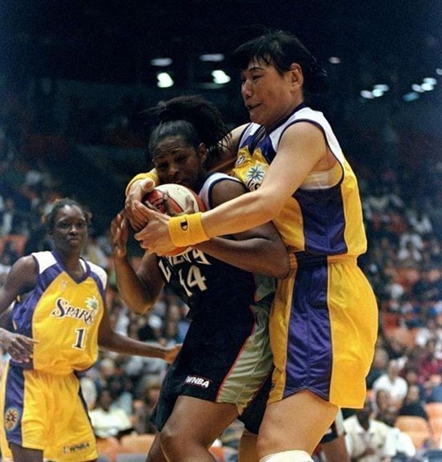 郑海霞在wnba算厉害吗 女篮郑海霞96年成功打进WNBA(2)