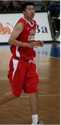 加入nba的中国篮球员 第一位进入NBA的中国篮球员王治郅(1)