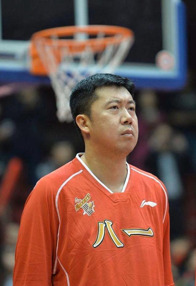 加入nba的中国篮球员 第一位进入NBA的中国篮球员王治郅(2)