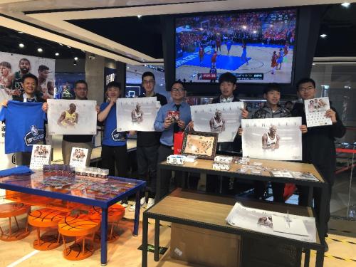 nba篮球球星卡上海店 亲眼见证NBA旗舰店PANINI球星卡到底有多火爆(1)