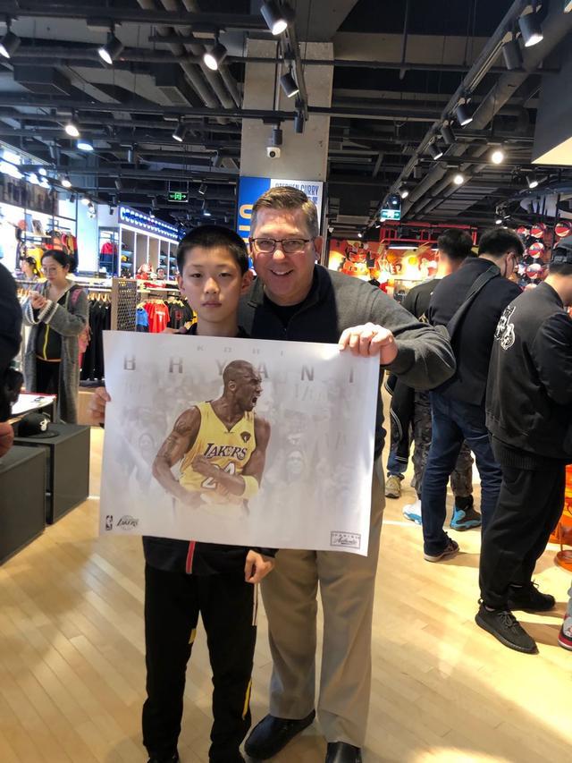 nba篮球球星卡上海店 亲眼见证NBA旗舰店PANINI球星卡到底有多火爆(2)