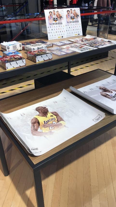 nba篮球球星卡上海店 亲眼见证NBA旗舰店PANINI球星卡到底有多火爆(4)