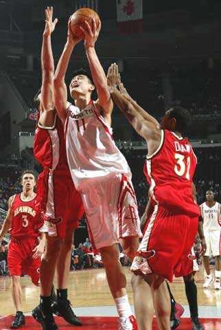 回顾姚明在nba的比赛 回顾姚明NBA生涯的五大经典战役(4)