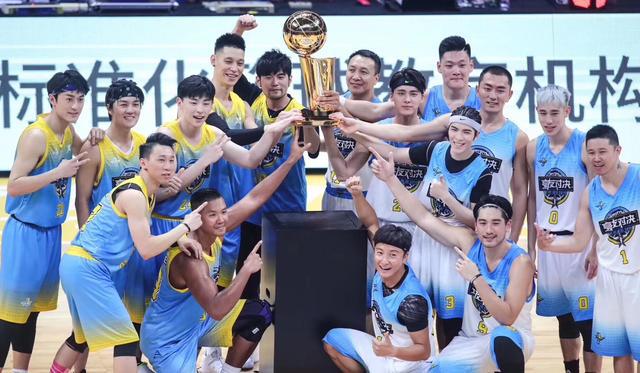 林书豪nba2018参赛 林书豪办公益篮球赛并展示总冠军奖杯(1)