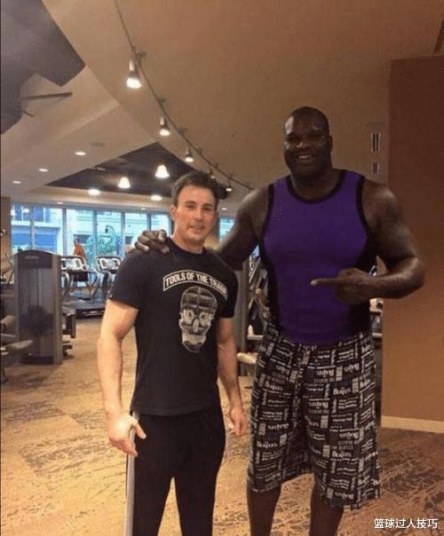 肌肉猛男与NBA巨人合影差距之大，300斤奥胖让泰森一脸和蔼(4)