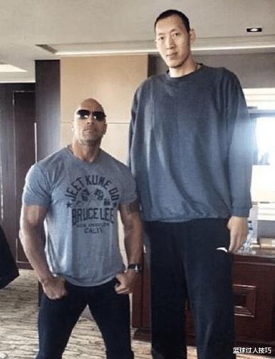 肌肉猛男与NBA巨人合影差距之大，300斤奥胖让泰森一脸和蔼(9)