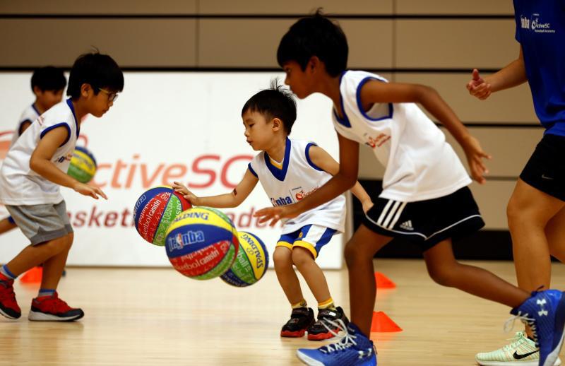 上海nbajr训练营 NBA少儿篮球活动吸引800学童学艺(1)