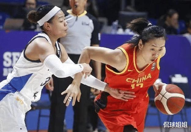 中国女篮球员太豪爽！赛场边换队服，网友：身材真好！(1)