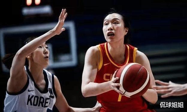 中国女篮球员太豪爽！赛场边换队服，网友：身材真好！(2)