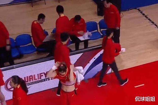 中国女篮球员太豪爽！赛场边换队服，网友：身材真好！(3)