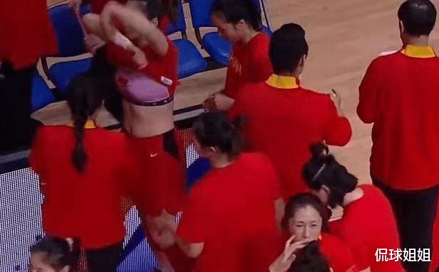 中国女篮球员太豪爽！赛场边换队服，网友：身材真好！(4)