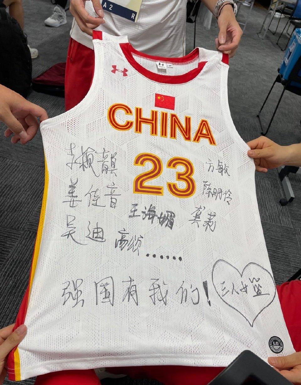 中国女篮感人1幕！4名奥运铜牌姑娘展示球衣，写着：强国有我们！(1)