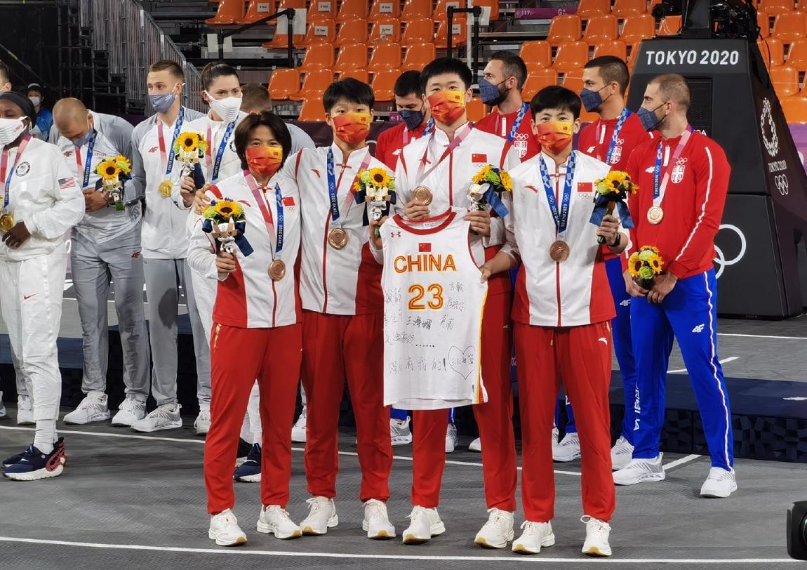中国女篮感人1幕！4名奥运铜牌姑娘展示球衣，写着：强国有我们！(2)