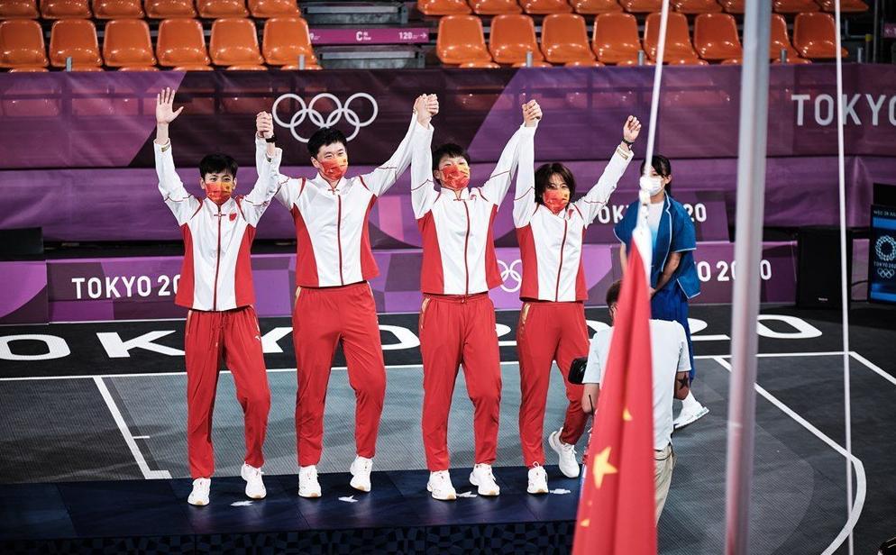 中国女篮感人1幕！4名奥运铜牌姑娘展示球衣，写着：强国有我们！(5)