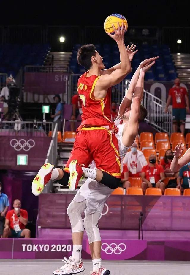 中国女篮感人1幕！4名奥运铜牌姑娘展示球衣，写着：强国有我们！(6)
