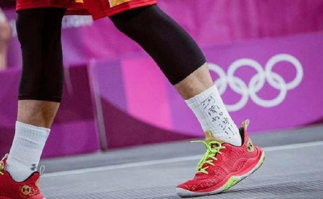 中国女篮感人1幕！4名奥运铜牌姑娘展示球衣，写着：强国有我们！(7)