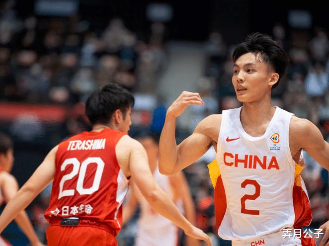 世预赛双杀日本，中国男篮2人进步大，4人可以离开国家队了(2)