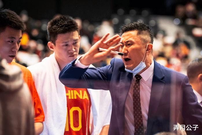 世预赛双杀日本，中国男篮2人进步大，4人可以离开国家队了(4)