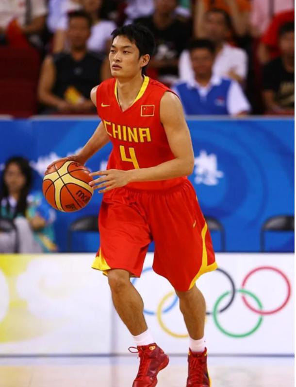 陈江华被誉为中国男篮天赋最好的后卫，却因伤病饮恨退役，意外开启了人生新篇章！