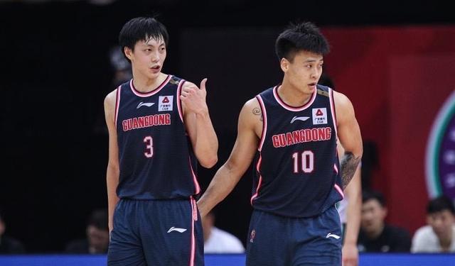 中国男篮16人名单公布，高诗岩再次被抛弃，2人入选球迷不满意(4)