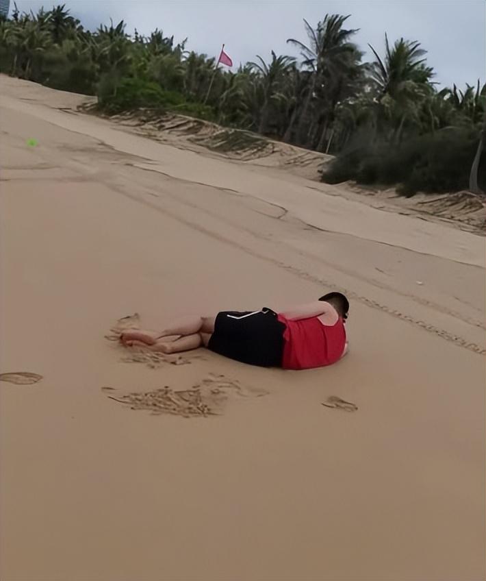 郭艾伦今天在三亚：和女球迷合影很矜持，躺在沙滩上像躺在炕头(4)