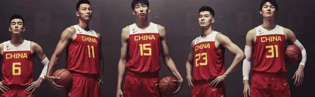 中国男篮12人名单形势突变，26岁国手或自毁前程，杜锋恨铁不成钢