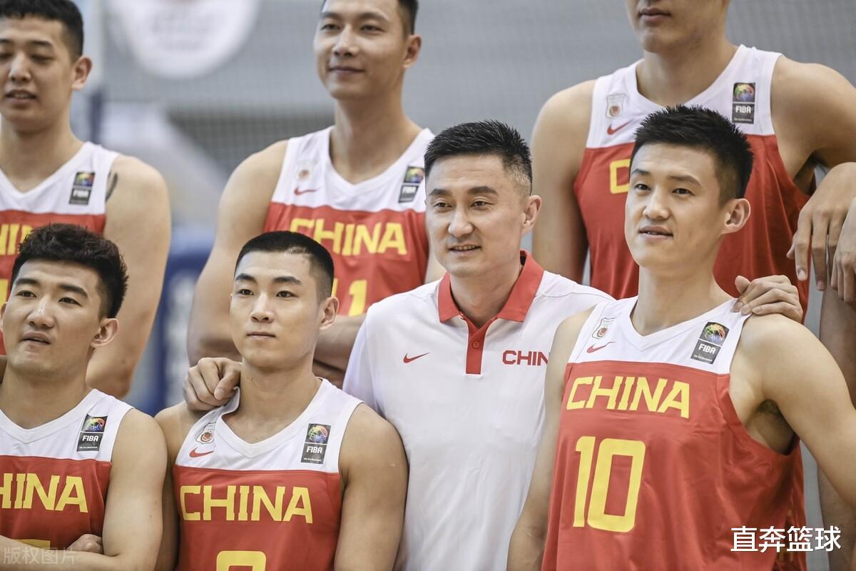 亚篮联官宣亚洲杯海报，中国队仅1人入选，王哲林或锁定男篮队长
