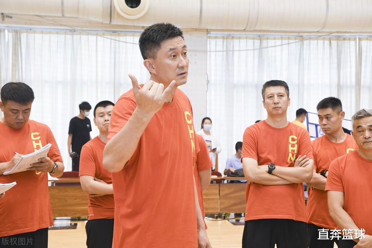 亚篮联官宣亚洲杯海报，中国队仅1人入选，王哲林或锁定男篮队长(2)