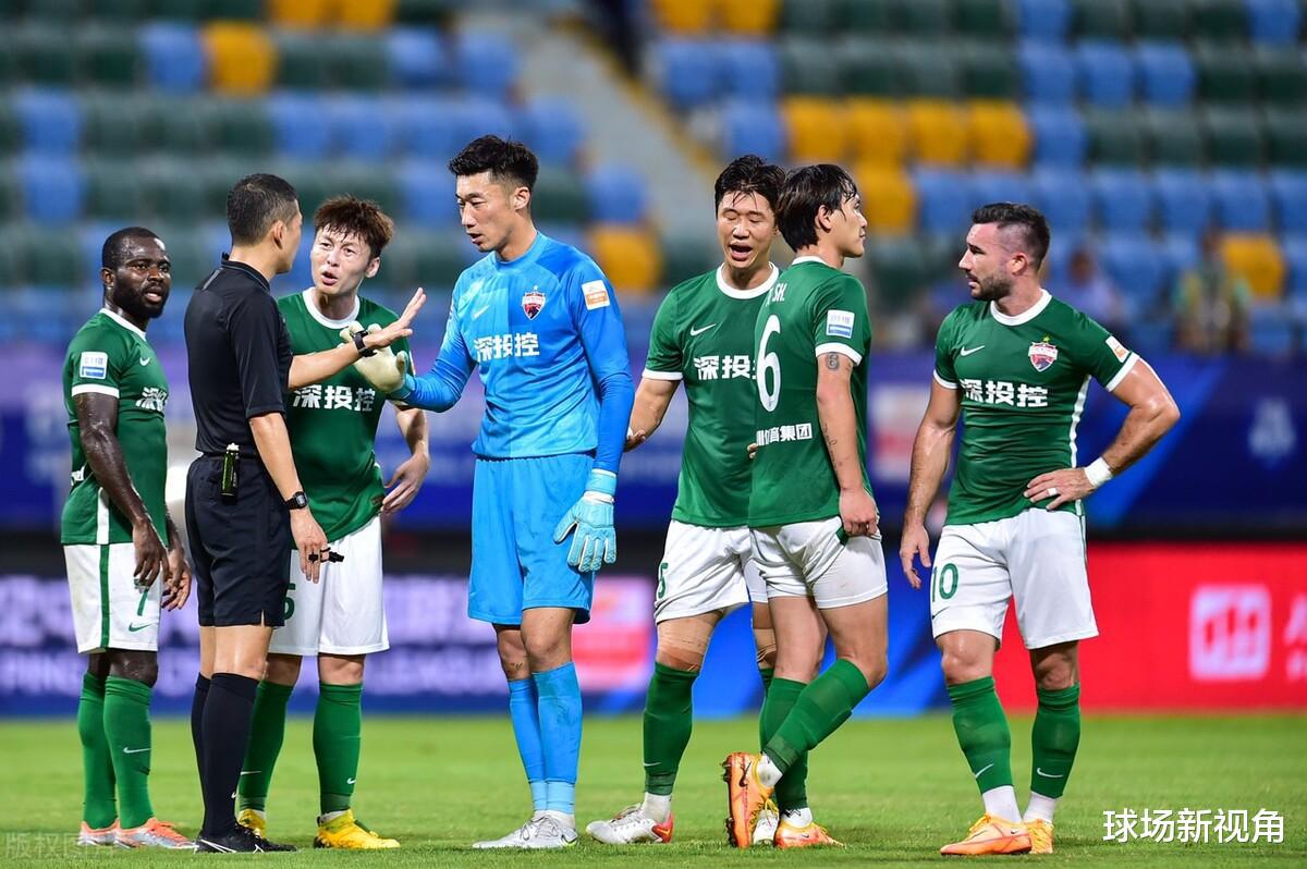 深圳队球员曝出争议猛料，裁判向李章洙道歉，球迷吐槽：太搞笑了